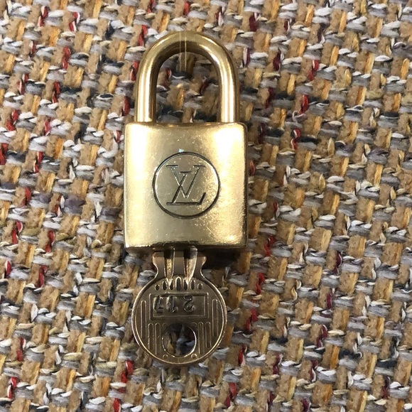 Vintage LV Louis Vuitton Padlock Lock & Key 217 - Picture 6 of 15